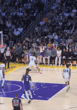 天外飞仙！绝了！东契奇被包夹脑后妙传 八村塁三分湖人反超马刺