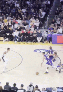 细节满满！东契奇过挡拆之后 横撤步再借掩护三分稳稳飚中