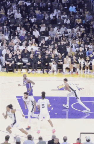 风卷残云！文班亚马后场运球一条龙 连续过掉防守单臂暴扣