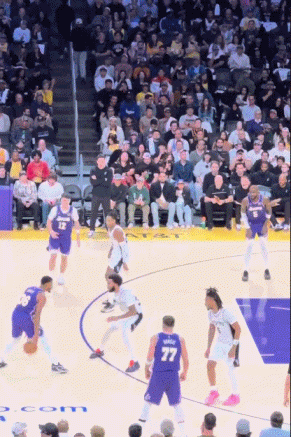 闲庭信步！东契奇借掩护轻松后撤步三分 完美弧线空心命中！