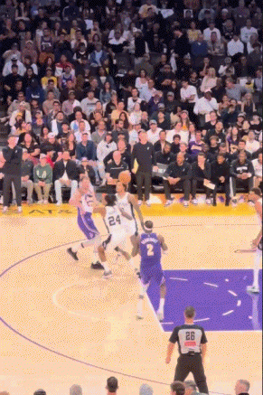 终于进了！范德比尔特不停球转移 拉拉维亚底角三分命中！