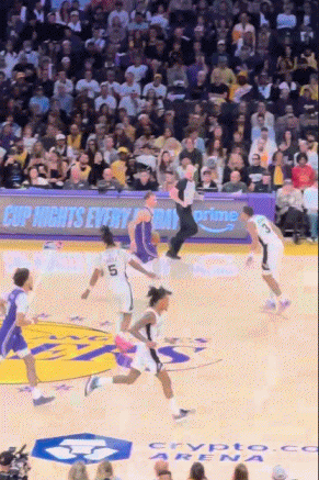 苦苦追赶！东契奇反击直接突破 助飞海斯双手空接暴扣！