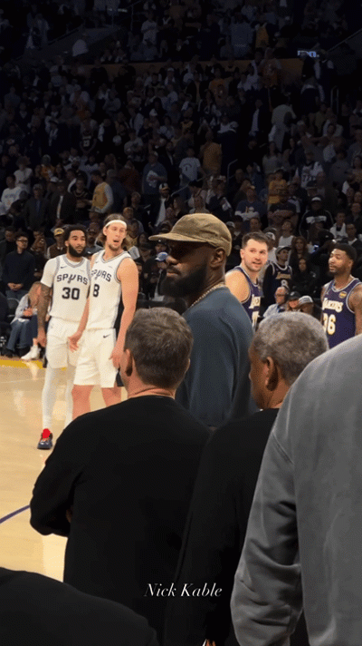 转型教练！湖人vs马刺花絮：詹姆斯场边与助教认真探讨比赛录像