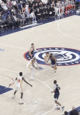 哈登连续运球吸引包夹 跳起分球助攻大洛三分飚中