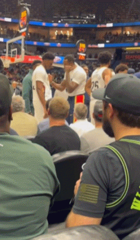 難怪不愁合同！小喬丹在場邊手腳並用 認真指導新秀中鋒奎因