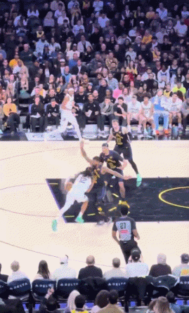 錯進錯出！斯瑪特搶斷摔倒 莫蘭特反搶回來助攻GG·傑克遜三分