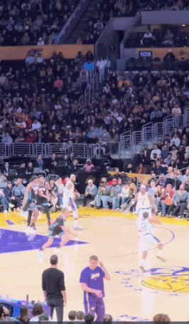 我也來一個！詹姆斯空位三分出手命中 繼續(xù)縮小分差