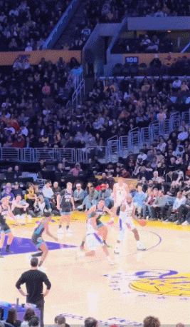 經(jīng)典2+0！詹姆斯假傳真突 頂著防守將球放進(jìn)還造犯規(guī)