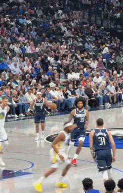 来手感了！克莱先撤步干拔三分命中 再借掩护三分一箭穿心！