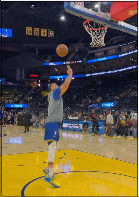  我金州拉文又回来了！库里赛前秀单臂空接“暴”扣